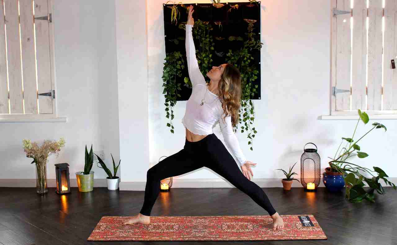 Femme en train de faire du yoga en visio